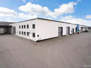 Stort og generelt nyistandsat lagerlejemål med tilhørende kontorlokaler.