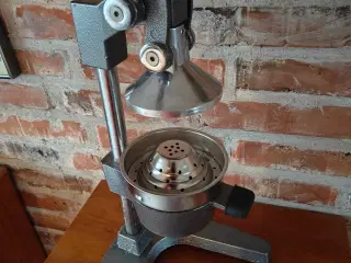 solid og kraftig juicepresse i stål