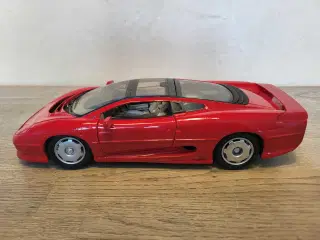Modelbil: JAGUAR XJ220 1992.  Skala 1/18.