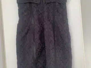 “ Den lille sorte “  sort brokade kjole 