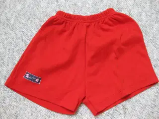 Str. 1 år, røde shorts