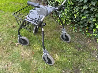 Fin rollator med kurv.