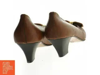 Brune pumps med sløjfe fra Via Montenapoleone (str. 39,5)