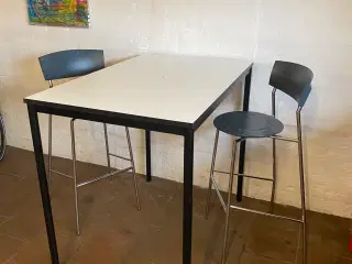 2 stk barstole samt højbord