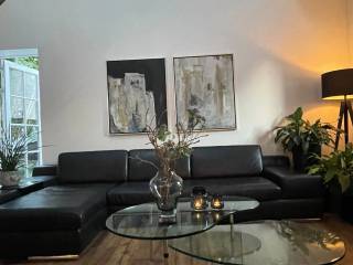 Lækker minimalistisk højrevendt loungesofa i sort 