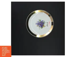 Dekorativ porcelænstallerken med blomstermotiv (str. 17 x 17 cm)