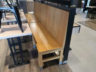 3 stk. borde, 4 stk. stole samt 2 stk. bænke