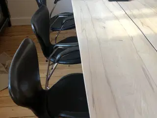 Arne Jacobsen sorte læderstole med armlæn. 