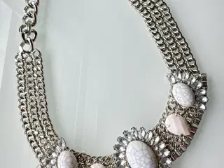 Sølvfarvet halskæde med perle detaljer 