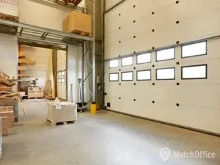 Lager med port og pallereoler