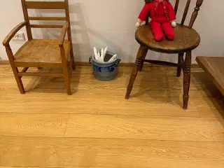 Bondestol og børnestol velegnet til juleudsmykning