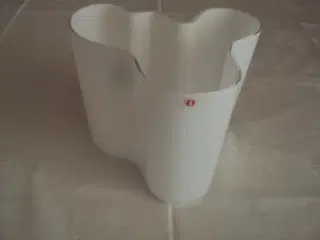 Hvid  vase  hjd 16 cm 