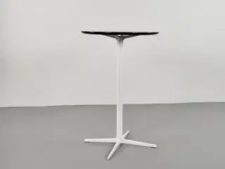 Højt cafebord med sort plade og hvidt stel