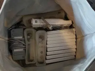 Wii med tilbehør og spil 