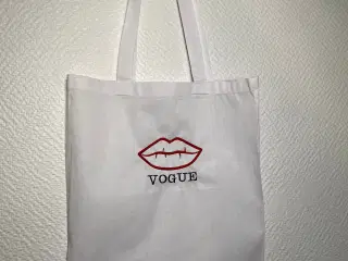 Økologisk taske, med broderi af læber og Vogue;). 