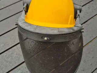 Hjelm med versir og høreværn