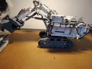Lego Technic Liebherr 9800 gravemaskine med bog og