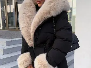 Vinterjakke med pels hætte og krave