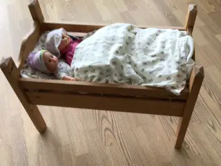 Gammel dukkeseng i træ