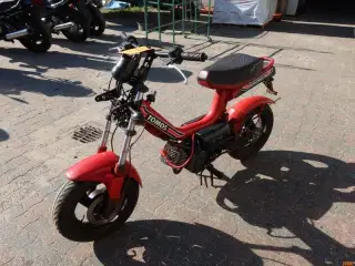 KNALLERT, Tomos