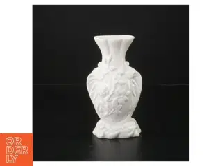 Hvid porcelænsvase til ophæng med blomsterdekor (str. 14 x. 8 cm)