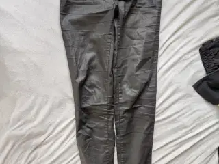 Skinnende bukser 