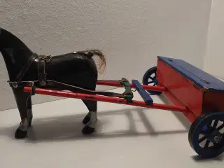 Fængselslegetøj?Såvogn trukket af hest. 1940´erne.