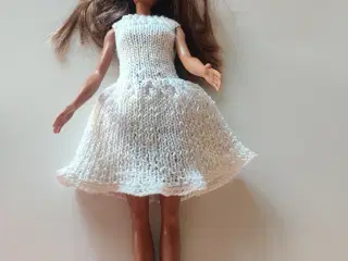 Hjemmestrikket Barbie kjole