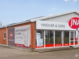 Storbutik med god beliggenhed - i alt 425 kvm