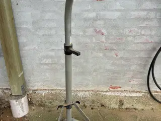 Reparations stander