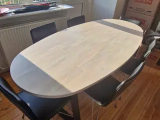 Spisebord  og  6 stole 