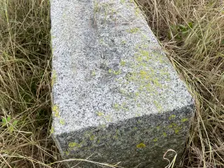 Firkantet granit stenblok