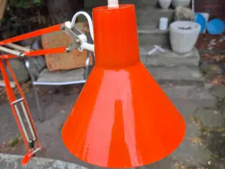 Orange arkitektlampe med et rødligt strejf 