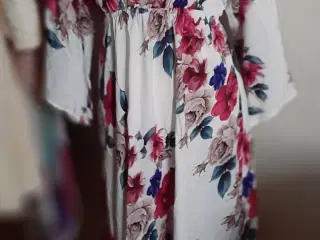Maxi kjole fra VONDA, med blomster print. Str:M/L.