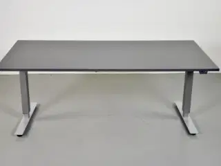 Demo hæve-/sænkebord med grå laminat og alugråt stel, 180 cm.