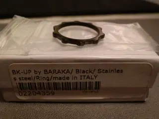 Cool designerring i sort rustfrit stål