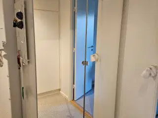 Gaderobe/klædeskab. Med spejl skydelåger. 