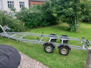 Bådtrailer 2500 kg udlejes 