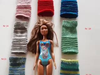 Hjemmestrikkede Barbie kjoler. Flere farver