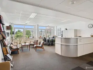 Kontor med udsigt over Falkoner Alle.