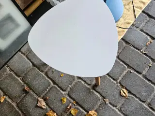 Små borde, fine som sengebord.