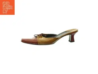 Brun og gul tåspids-pumps med snørebånd fra The Seller (str. 39)