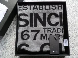 Nyt halstørklæde fra SIGNAL i grå/sort
