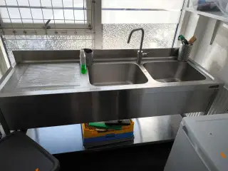 Stålbord med vask og armatur