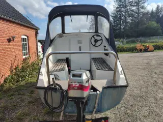 17 fods kabine båd med en 15 hp marine motor 