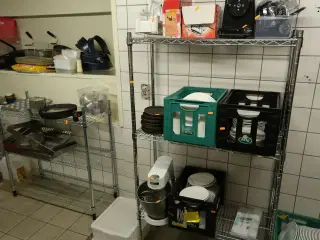 2 stk. reoler uden indhold