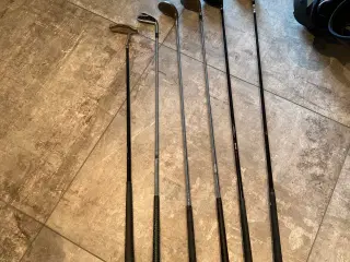 Golfback med regnslag, tee og bolde m.v.
