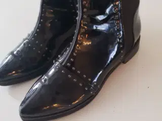 Kort støvle med fede detaljer