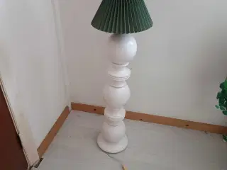 Høj lampe i hvid keramik 