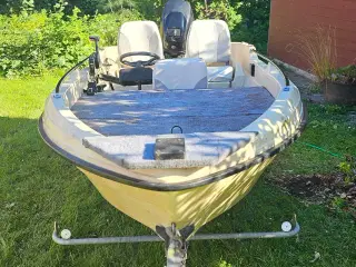 Terhi 415r, med næsten ny 20 hk mercuri